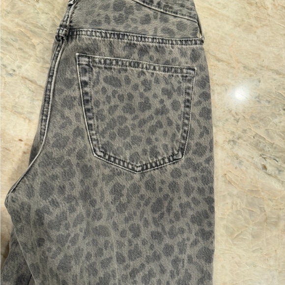 Universal Thread Gray Leopard Print Straight Leg Jeans - Picture 2 of 5